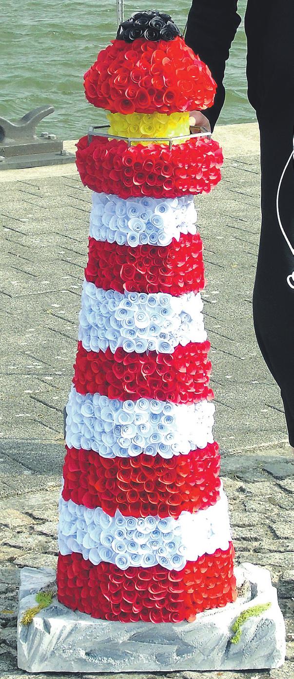 Dieser 1.20 Meter hohe Leuchtturm ist besetzt mit 2243 handgearbeiteten Buschwindröschen. Dieser 1.20 Meter hohe Leuchtturm ist besetzt mit 2243 handgearbeiteten Buschwindröschen.
