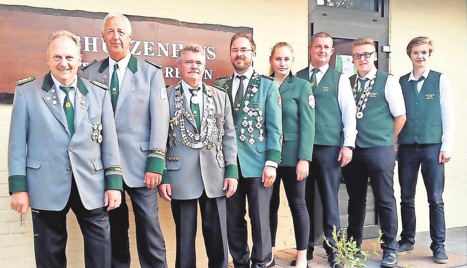 Die neuen Würdenträger stehen fest (von links): Schützenchef Heinrich Warmbold mit Karl-Heinz Behre, Peter Imfeld, Andreas Plumhoff, Wilma Victoria Peter, Jan Hinrich Warmbold, Nils Wippermann und Lian Sewig. Die neuen Würdenträger stehen fest (von links): Schützenchef Heinrich Warmbold mit Karl-Heinz Behre, Peter Imfeld, Andreas Plumhoff, Wilma Victoria Peter, Jan Hinrich Warmbold, Nils Wippermann und Lian Sewig.