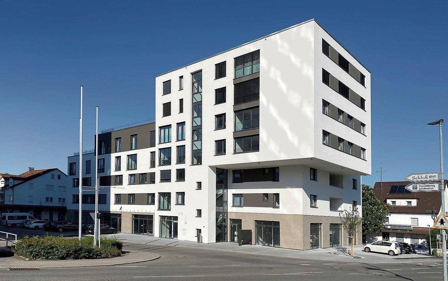 Gomaringen, Bahnhofstraße 21: Zentrale Lage, moderne Architektur, hohe Wohnqualität – mit dem Neubauprojekt „Impuls“ zeigt die Kreisbaugesellschaft Tübingen, wie zukunftsweisendes Bauen geht. Bild: Uhland2