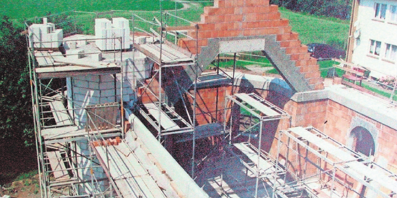 Mauerarbeiten: Die Christuskirche nimmt im Sommer 1997 im Rohbau Gestalt an. Mauerarbeiten: Die Christuskirche nimmt im Sommer 1997 im Rohbau Gestalt an.