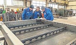 Eine Schweißingenieurin begutachtet mit zwei Mitarbeitern der MuR-Stahlbau GmbH die Schweißnähte an einem Turbinenrahmen. FOTOS (2):W. ZERFASS Eine Schweißingenieurin begutachtet mit zwei Mitarbeitern der MuR-Stahlbau GmbH die Schweißnähte an einem Turbinenrahmen. FOTOS (2):W. ZERFASS