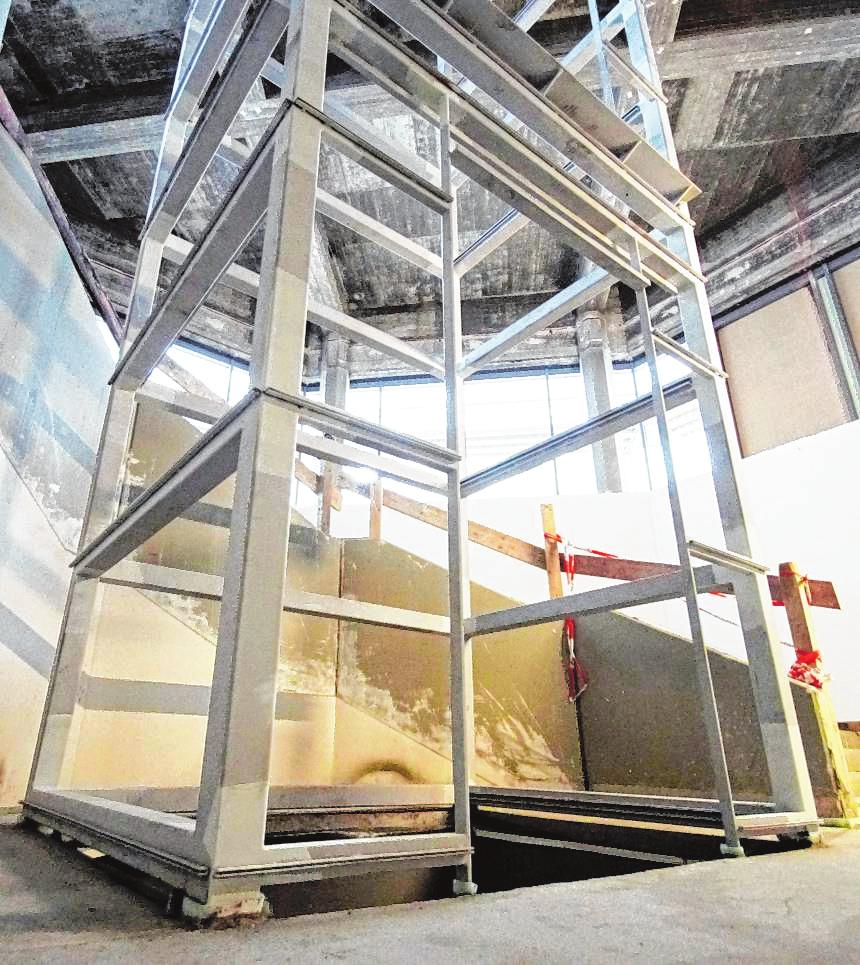Für den großen Glasaufzug wurde bereits die Stahlkonstruktion montiert. Bilder: Thomas Zelinger Für den großen Glasaufzug wurde bereits die Stahlkonstruktion montiert. Bilder: Thomas Zelinger