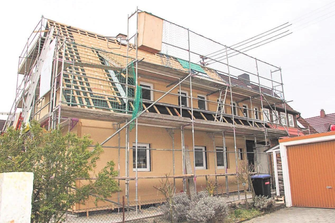 Holzfaser-Dämmplatten an der Fassade sind besonders stabil und druckfest. Schäden, beispielsweise durch spielende Kinder sind bei den Holzfaserplatten nicht zu befürchten. Foto: vdnr/akz-d Holzfaser-Dämmplatten an der Fassade sind besonders stabil und druckfest. Schäden, beispielsweise durch spielende Kinder sind bei den Holzfaserplatten nicht zu befürchten. Foto: vdnr/akz-d