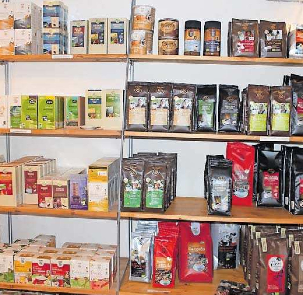 Ein Schwerpunkt des Produktangebots ist die große Auswahl an Kaffees und Tees. Ein Schwerpunkt des Produktangebots ist die große Auswahl an Kaffees und Tees.