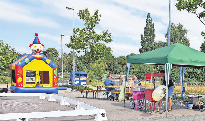 Für die Kinder gibt es eine Hüpfburg, den Big Autoparcours und weitere spannende Aktivitäten. Fotos: Famila Herrenwyk, scusi – stock.adobe.com Für die Kinder gibt es eine Hüpfburg, den Big Autoparcours und weitere spannende Aktivitäten. Fotos: Famila Herrenwyk, scusi – stock.adobe.com