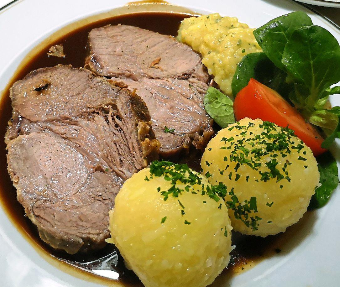 Feines für zu Hause: Vom Schweinsbraten über die Pizza bis zum Spargel und frischen Brot – Gastronomen und Bäcker aus Stadt und Umland bieten auch in der Corona-Zeit alles, was das Herz begehrt. Fotos: Adamczyk, Imago Feines für zu Hause: Vom Schweinsbraten über die Pizza bis zum Spargel und frischen Brot – Gastronomen und Bäcker aus Stadt und Umland bieten auch in der Corona-Zeit alles, was das Herz begehrt. Fotos: Adamczyk, Imago