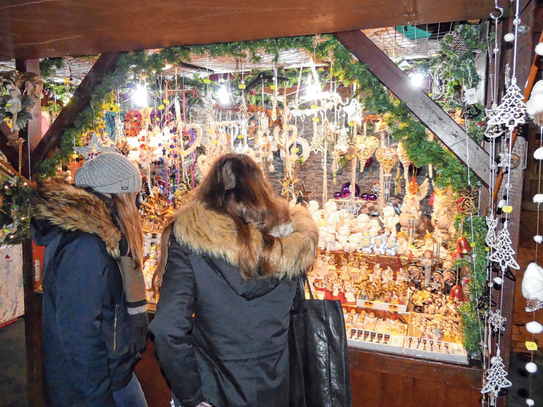 An den Ständen wird viel Weihnachtliches angeboten. FOTO: BURGHART An den Ständen wird viel Weihnachtliches angeboten. FOTO: BURGHART