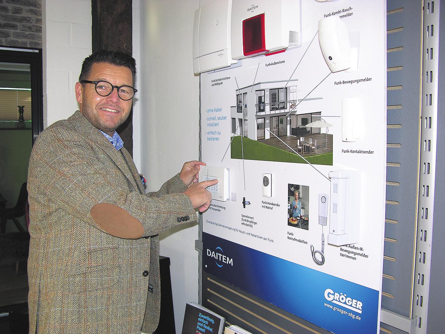 Frank Gröger weiß, wie sich die eigenen vier Wände effektiv vor Einbrechern schützen lassen – zum Beispiel mit Funk-Alarmsystemen. FOTO: HB Frank Gröger weiß, wie sich die eigenen vier Wände effektiv vor Einbrechern schützen lassen – zum Beispiel mit Funk-Alarmsystemen. FOTO: HB