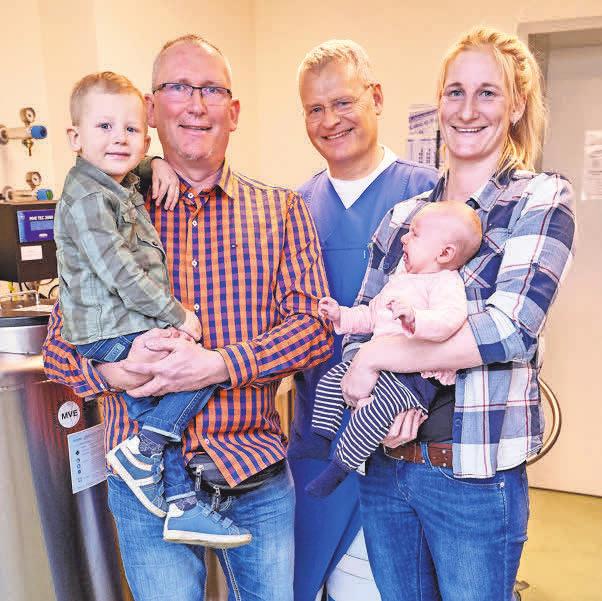 Ralf und Patricia Lindemann, die in der Nähe von Schwerin leben, kamen oft zum Zentrumsgründer Dr. Heiner Müller (M.). Sie freuen sich über Hanno (2) und Tilda (3 Monate). Ralf und Patricia Lindemann, die in der Nähe von Schwerin leben, kamen oft zum Zentrumsgründer Dr. Heiner Müller (M.). Sie freuen sich über Hanno (2) und Tilda (3 Monate).