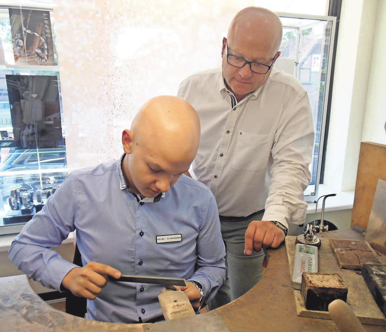 In der Werkstatt der Goldschmiede goldgraeber entstehen schöne Schmuckstücke. In der Werkstatt der Goldschmiede goldgraeber entstehen schöne Schmuckstücke.