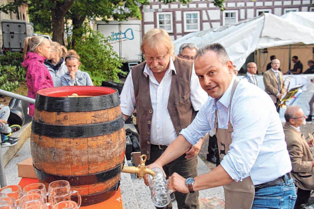 Traditionell erfolgt der Fassanstich durch den Bürgermeister Stefan Waizenegger. FOTOS: STADT Traditionell erfolgt der Fassanstich durch den Bürgermeister Stefan Waizenegger. FOTOS: STADT