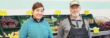 Kai Ladiges und seine Tochter Ann Kathrin bieten im Hofladen in Holm zurzeit Rosenkohl und Grünkohl aus eigener Ernte an