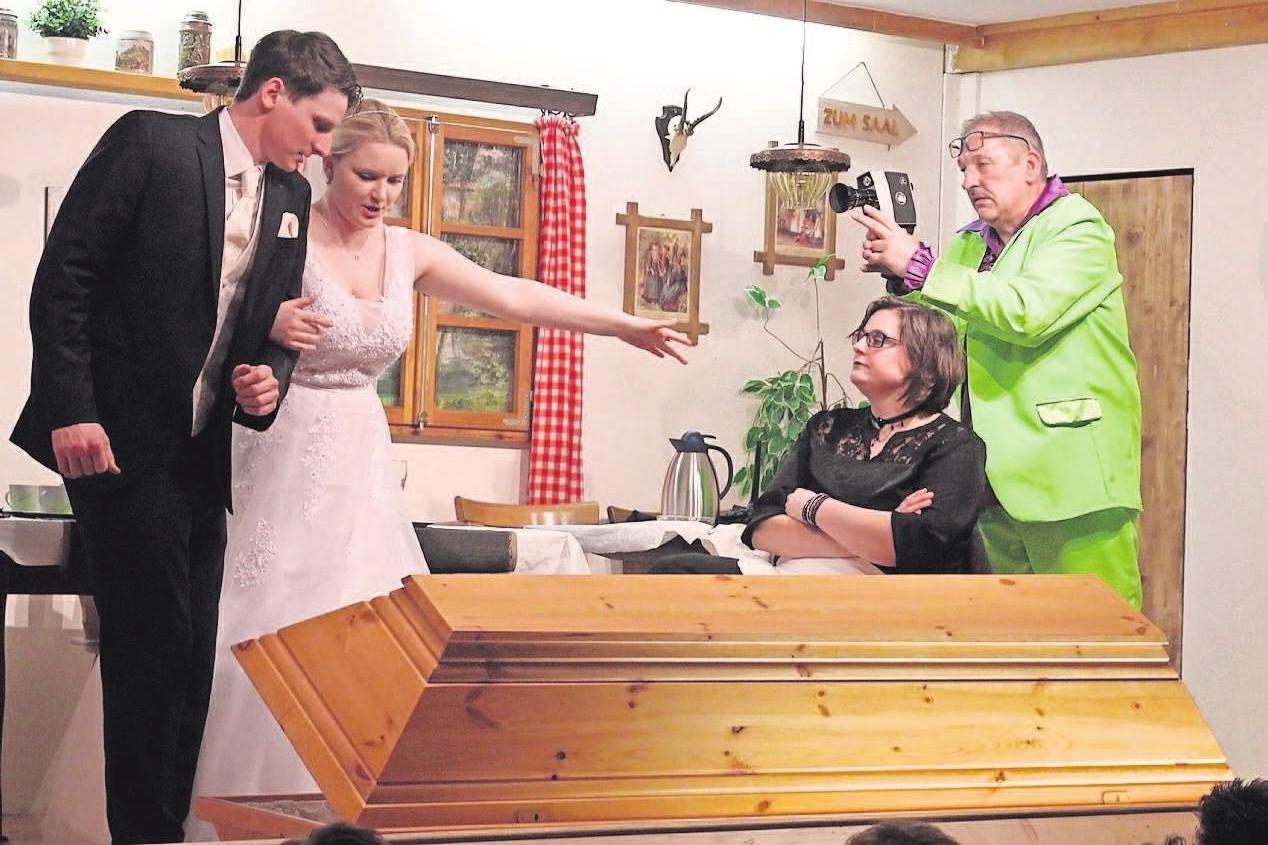 Mit der Komödie „Die schwarze Hochzeit“ begeisterten die Metzlersreuther Theaterer das Publikum. Das Bild zeigt eine Spielszene aus dem Stück mit (von links): Jens Jahreis, Katharina Müller, Andrea Seiferth und Wolfgang Müller. Foto: FP-Archiv/Harald Judas Mit der Komödie „Die schwarze Hochzeit“ begeisterten die Metzlersreuther Theaterer das Publikum. Das Bild zeigt eine Spielszene aus dem Stück mit (von links): Jens Jahreis, Katharina Müller, Andrea Seiferth und Wolfgang Müller. Foto: FP-Archiv/Harald Judas