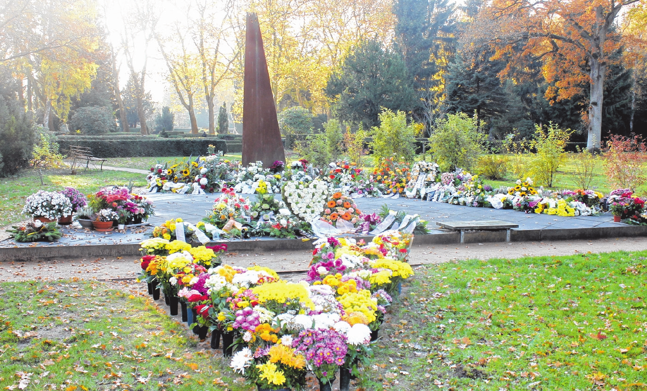 Anonyme Bestattungen, wie hier auf dem Neuen Friedhof in Greifswald, nehmen an Bedeutung zu. Anonyme Bestattungen, wie hier auf dem Neuen Friedhof in Greifswald, nehmen an Bedeutung zu.