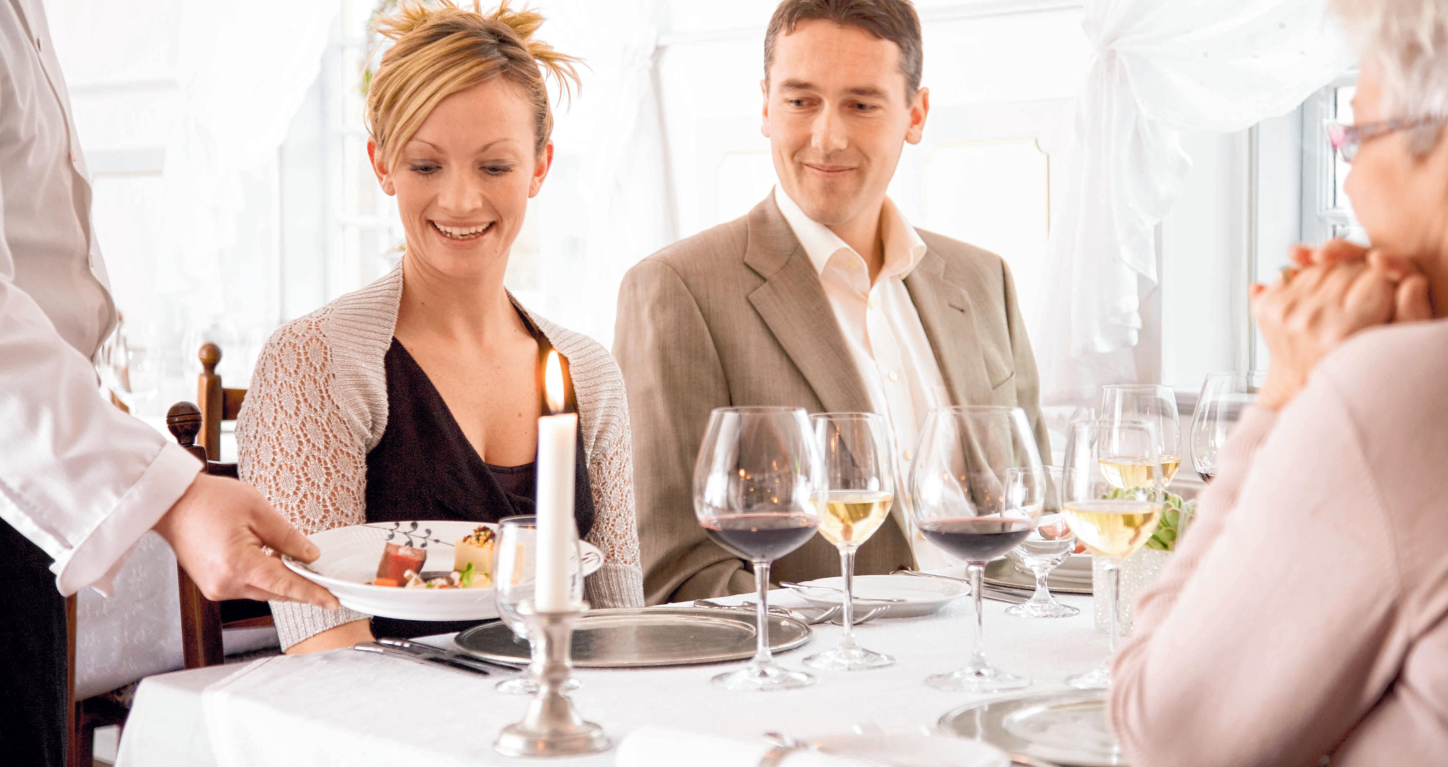 Die meisten Chefs laden ihre Mitarbeiter in der Vorweihnachtszeit zum Essen ins Restaurant ein. FOTO: COLOURBOX Die meisten Chefs laden ihre Mitarbeiter in der Vorweihnachtszeit zum Essen ins Restaurant ein. FOTO: COLOURBOX