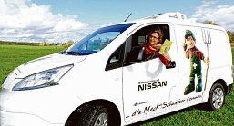 Dörte Wollenberg, Vorstandsvorsitzende der ELG Mecklenburgische Schweiz eG, präsentiert einen Nissan mit Kühlaggregat. ©N. Fellechner Dörte Wollenberg, Vorstandsvorsitzende der ELG Mecklenburgische Schweiz eG, präsentiert einen Nissan mit Kühlaggregat. ©N. Fellechner