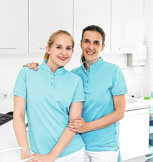 Die Prophylaxe-Helferinnen Christiane Arnold und Alma Fazlic. Die Prophylaxe-Helferinnen Christiane Arnold und Alma Fazlic.