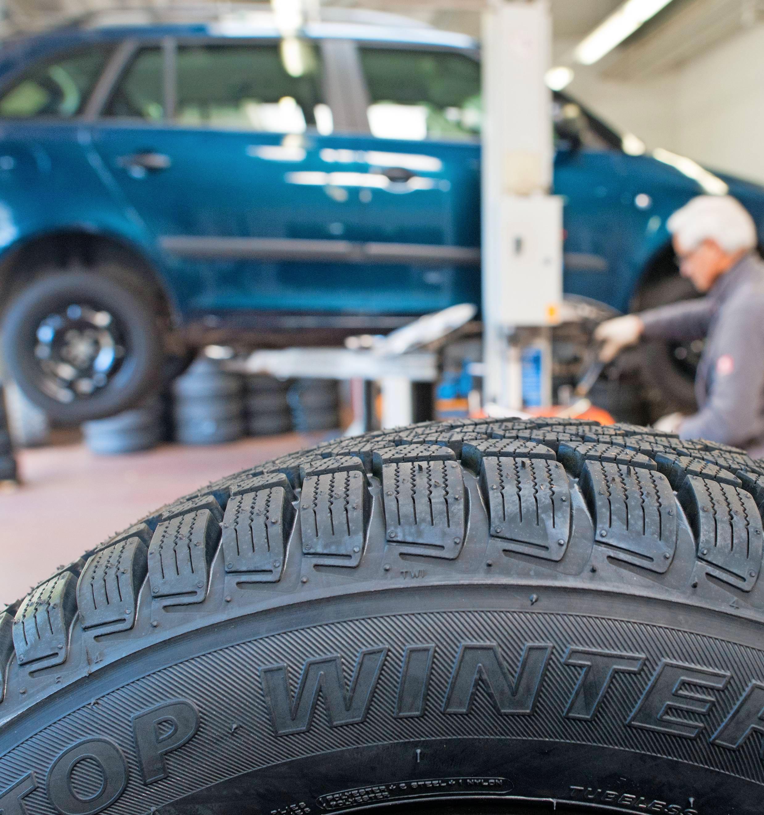 Jetzt wird es höchste Zeit, um die Reifen am Fahrzeug zu wechseln. Am besten lässt man das in einer Fachwerkstatt professionell erledigen. Foto: Patrick Pleul/dpa Jetzt wird es höchste Zeit, um die Reifen am Fahrzeug zu wechseln. Am besten lässt man das in einer Fachwerkstatt professionell erledigen. Foto: Patrick Pleul/dpa
