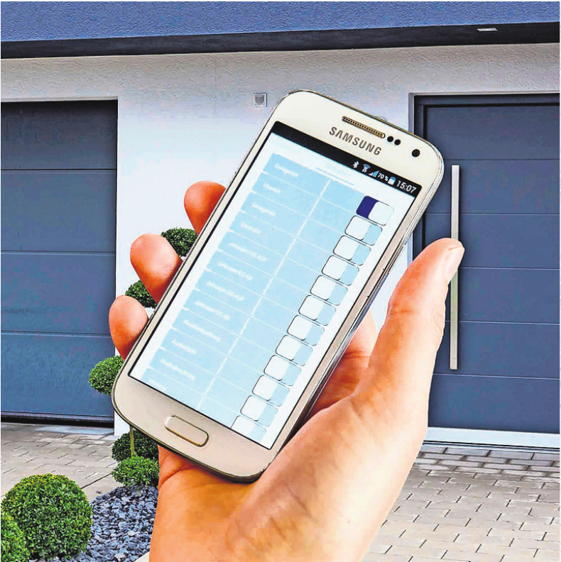 Mit Smartphone-Apps lässt sich die Alarmanlage auch unterwegs überwachen und steuern. Foto: djd/Telenot Mit Smartphone-Apps lässt sich die Alarmanlage auch unterwegs überwachen und steuern. Foto: djd/Telenot