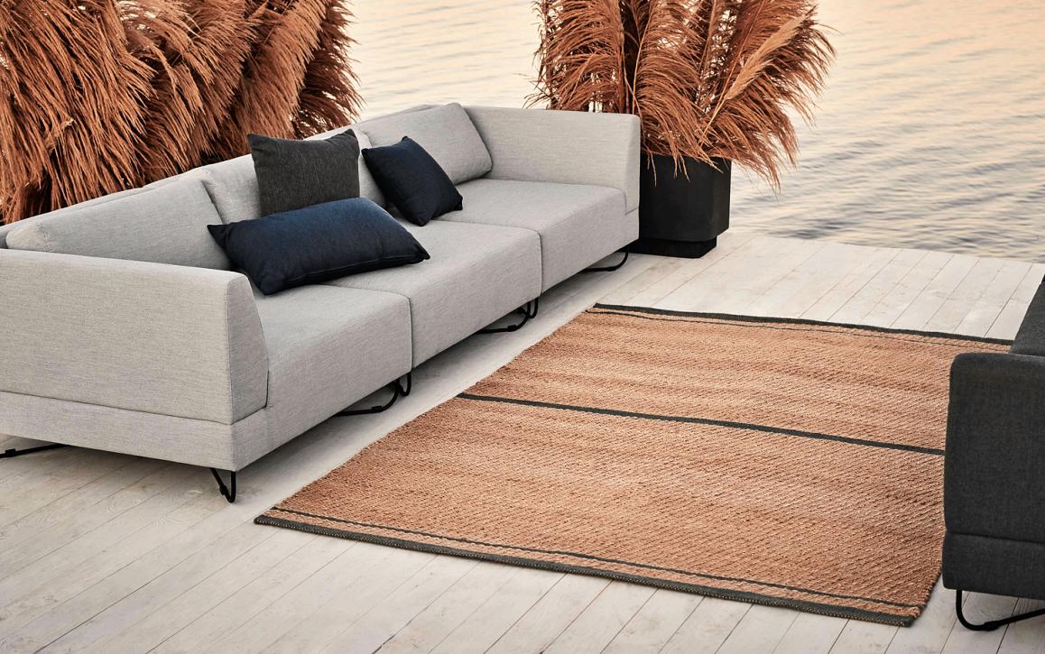 Edle Outdoorsofas haben nichts mehr mit Gartenmöbeln gemeinsam. Hier das Beispiel „Orlando“ des Herstellers Bolia. FOTO: BOLIA Edle Outdoorsofas haben nichts mehr mit Gartenmöbeln gemeinsam. Hier das Beispiel „Orlando“ des Herstellers Bolia. FOTO: BOLIA