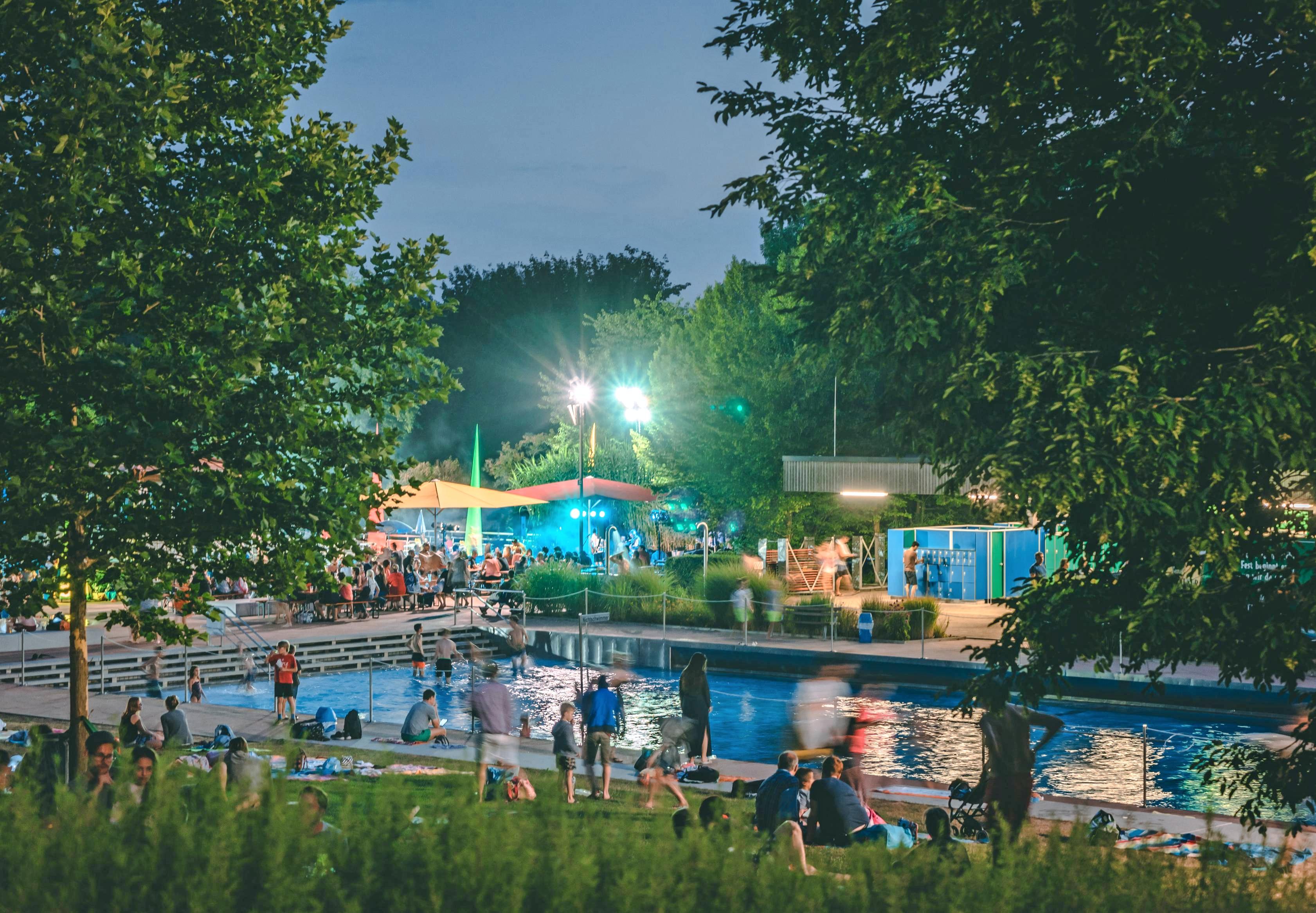 Romantisch beleuchtet präsentiert sich das Solefreibad am 20. Juli. Bis Mitternacht kann gebadet werden. Foto: privat Romantisch beleuchtet präsentiert sich das Solefreibad am 20. Juli. Bis Mitternacht kann gebadet werden. Foto: privat