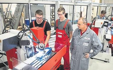 In der Naumburger Firma Gehring wurde 2019 der regionale Ausbildungsverbund Metall gestartet. Dem Thema Bildung, auch im beruflichen Spektrum, will sich der Kreis verstärkt widmen. FOTO: TORSTEN BIEL In der Naumburger Firma Gehring wurde 2019 der regionale Ausbildungsverbund Metall gestartet. Dem Thema Bildung, auch im beruflichen Spektrum, will sich der Kreis verstärkt widmen. FOTO: TORSTEN BIEL