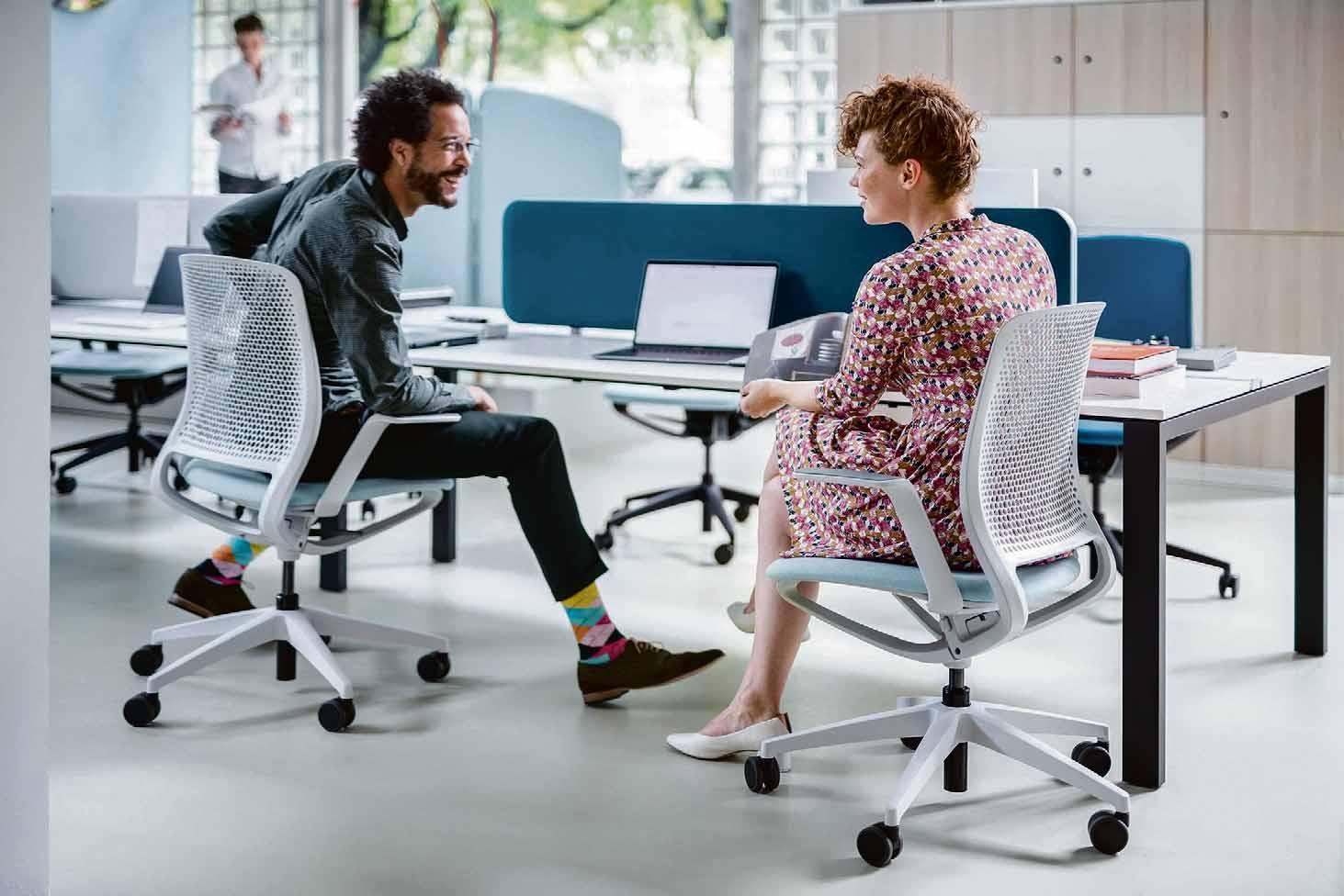 Viele Menschen sitzen den ganzen Tag. Das ist alles andere als gesund für den Rücken. Foto: Aktion Gesunder Rücken e. V. Viele Menschen sitzen den ganzen Tag. Das ist alles andere als gesund für den Rücken. Foto: Aktion Gesunder Rücken e. V.