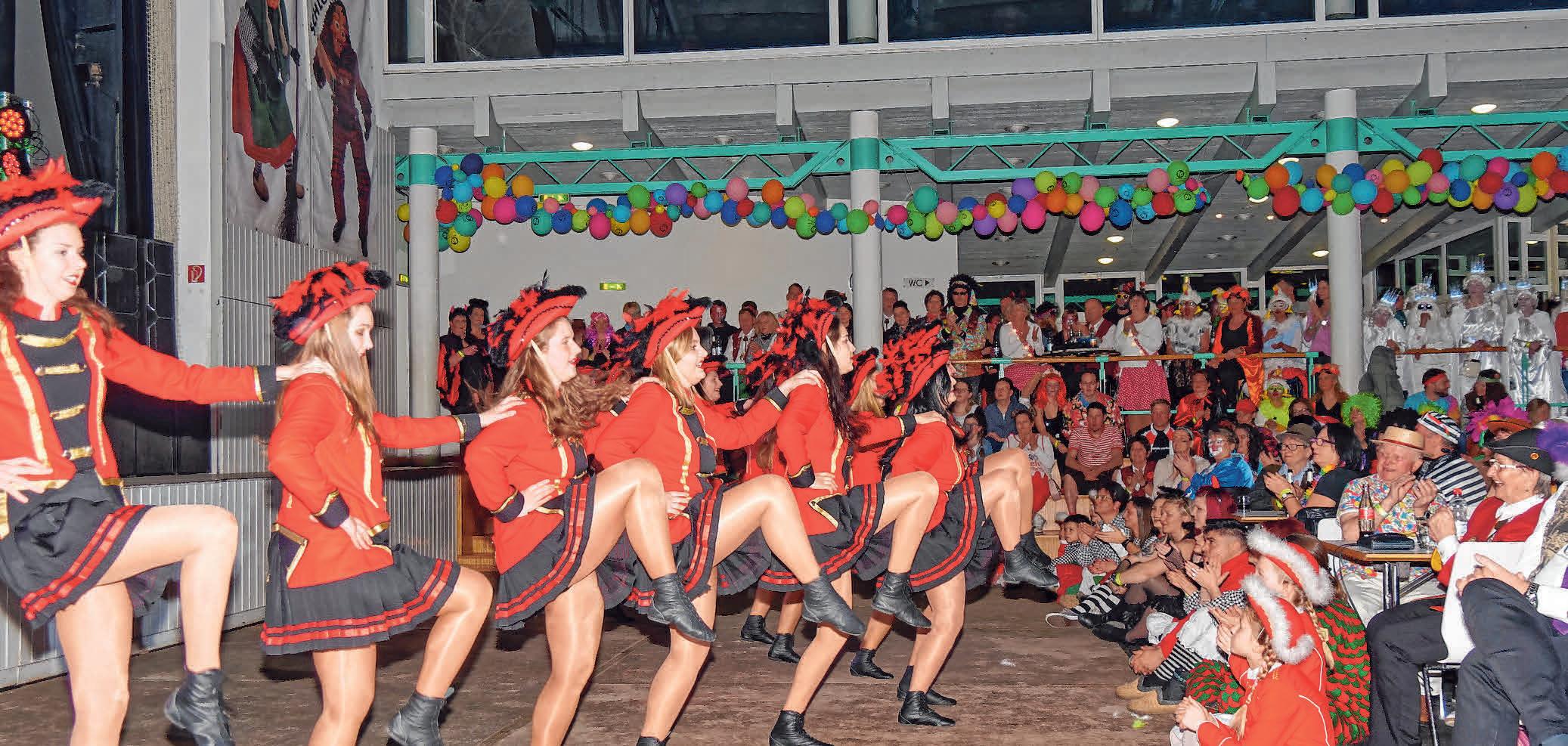 Die große Garde begeistert mit ihrer Show. Die große Garde begeistert mit ihrer Show.