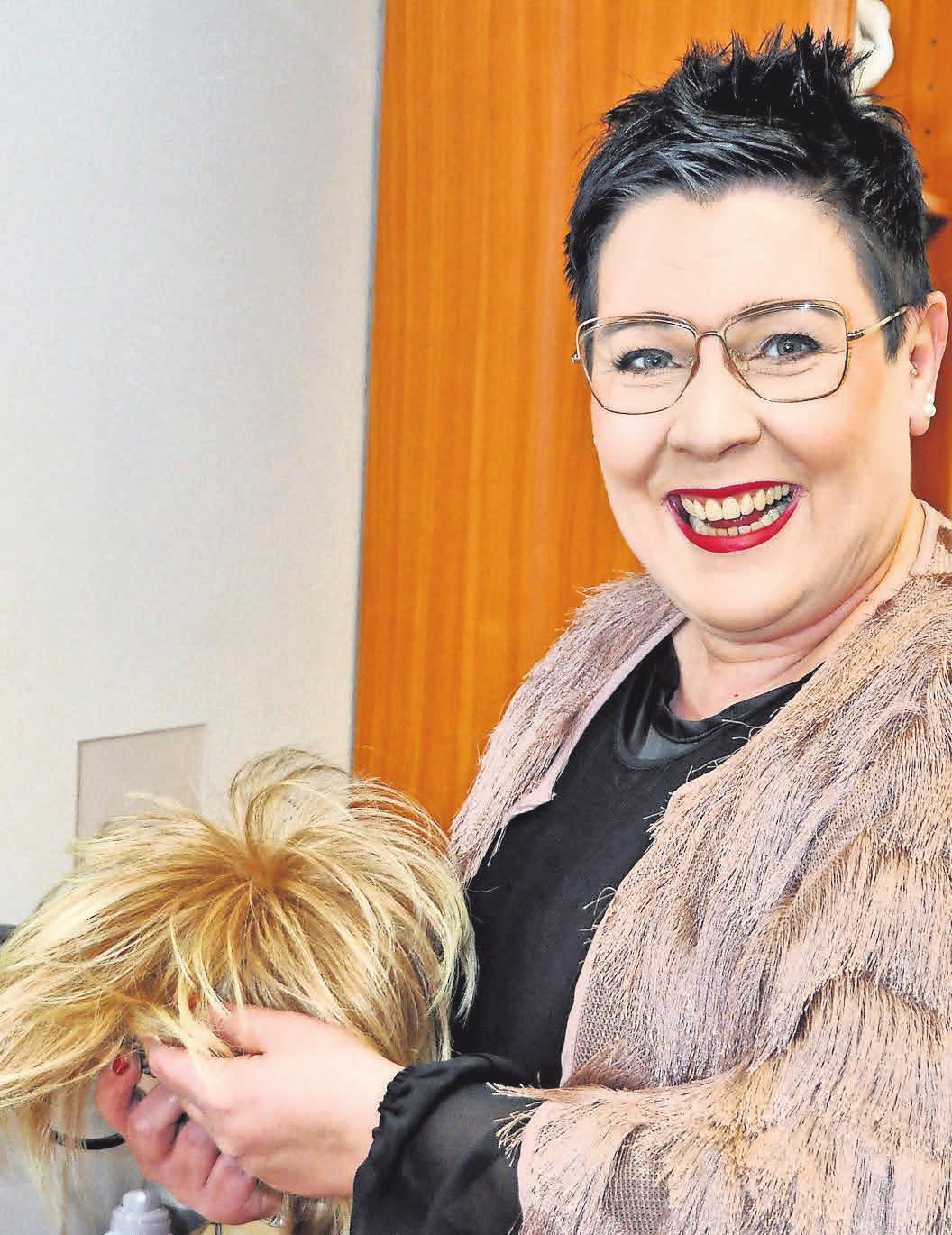 Iris Cotta ist Fachfrau für Zweithaar. Hier bereitet sie gerade eine Profiperücke für eine Kundin vor. Iris Cotta ist Fachfrau für Zweithaar. Hier bereitet sie gerade eine Profiperücke für eine Kundin vor.
