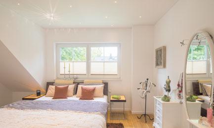 Schlafzimmer mit exklusiver Plameco-Decke und -Beleuchtung Schlafzimmer mit exklusiver Plameco-Decke und -Beleuchtung