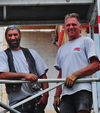 Dachdeckermeister Reiner Wötzke (r.) und Marco Dietz sorgen für eine schnelle und reibungslose Sanierung von Altdächern Fotos: Tina Jordan