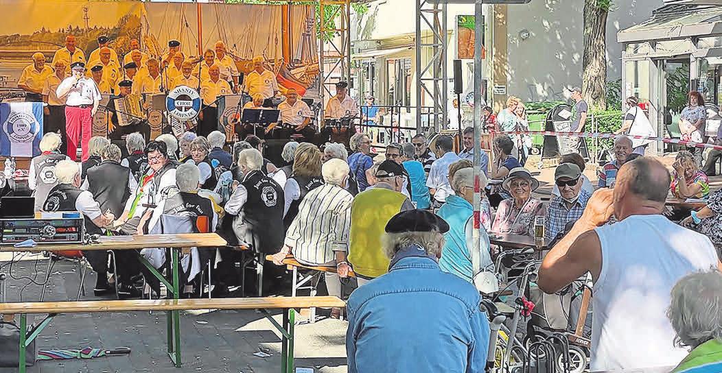 Der Shanty Chor Lohden sorgt für musikalische Unterhaltung auf der Bühne am Kreuzweg. Der Shanty Chor Lohden sorgt für musikalische Unterhaltung auf der Bühne am Kreuzweg.