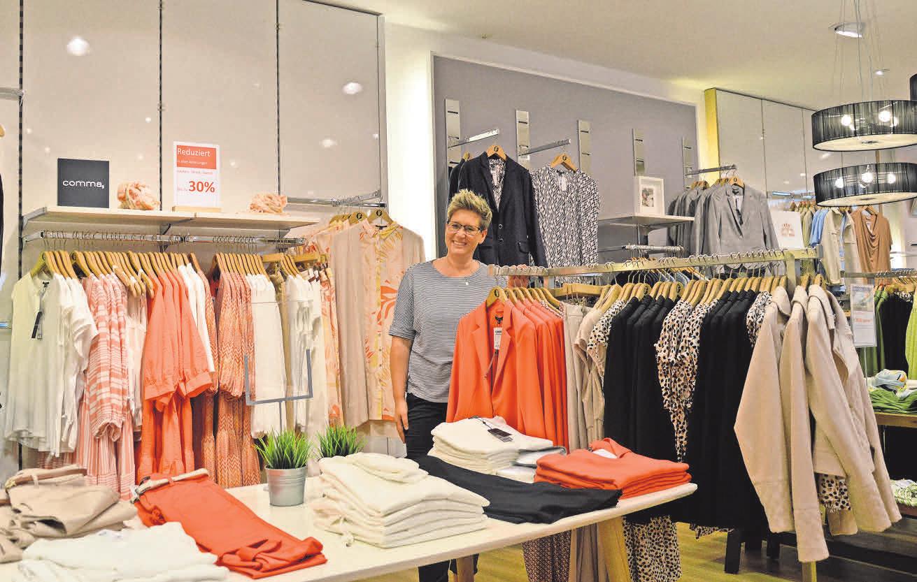 Etwas festlicher und trotzdem sommerlich leicht präsentiert sich die Mode von comma. Silke Peterkau vom Modehaus Fehling zeigt die aktuelle Kollektion, die klassisches Weiß und Schwarz mit zarten Beige- und Hummer-Tönen kombiniert. Etwas festlicher und trotzdem sommerlich leicht präsentiert sich die Mode von comma. Silke Peterkau vom Modehaus Fehling zeigt die aktuelle Kollektion, die klassisches Weiß und Schwarz mit zarten Beige- und Hummer-Tönen kombiniert.