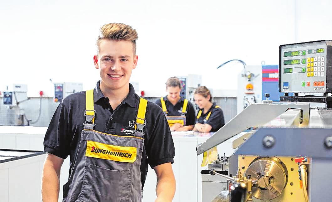 Die meisten Ausbildungsinhalte bekommt man während der täglichen Arbeit direkt vermittelt. Die meisten Ausbildungsinhalte bekommt man während der täglichen Arbeit direkt vermittelt.