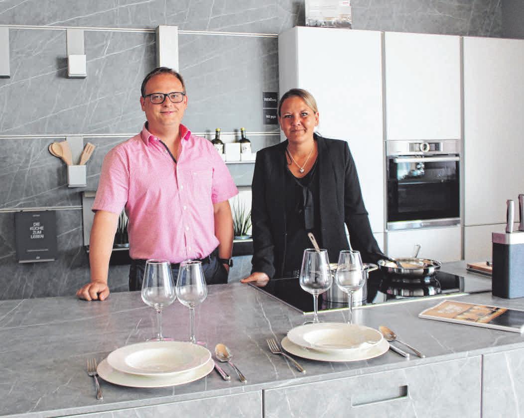 Michael Hinz und Küchenfachberaterin Kerstin Kurad sind die Ansprechpartner für individuelle Küchenplanung. FOTO: SU Michael Hinz und Küchenfachberaterin Kerstin Kurad sind die Ansprechpartner für individuelle Küchenplanung. FOTO: SU