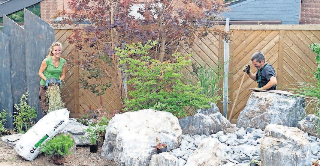 Arbeitseinsätze an zauberhaften Orten sind für das Team des Gartengestalters Ronald Hormann an der Tagesordnung. Zudem bietet er seinen Mitarbeitern eine ganzjährige Urlaubsplanung und Raum für eigene Ideen. Arbeitseinsätze an zauberhaften Orten sind für das Team des Gartengestalters Ronald Hormann an der Tagesordnung. Zudem bietet er seinen Mitarbeitern eine ganzjährige Urlaubsplanung und Raum für eigene Ideen.
