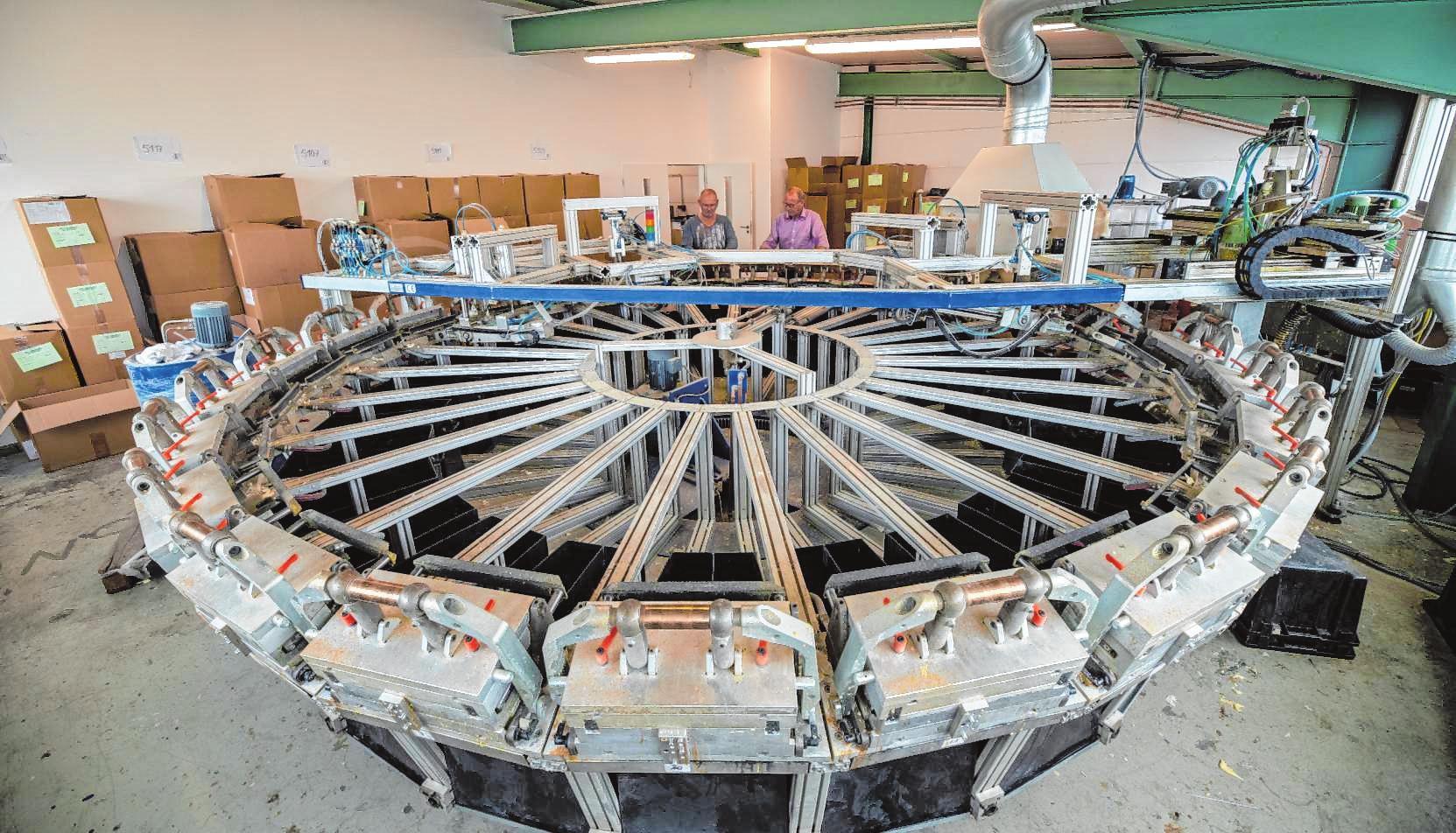 Mit dieser Maschine – ein für Delfa gebautes Einzelstück – werden die Schaumstoff-Rohlinge für die Schuhspanner hergestellt. | Bilder: Thomas Neu Mit dieser Maschine – ein für Delfa gebautes Einzelstück – werden die Schaumstoff-Rohlinge für die Schuhspanner hergestellt. | Bilder: Thomas Neu
