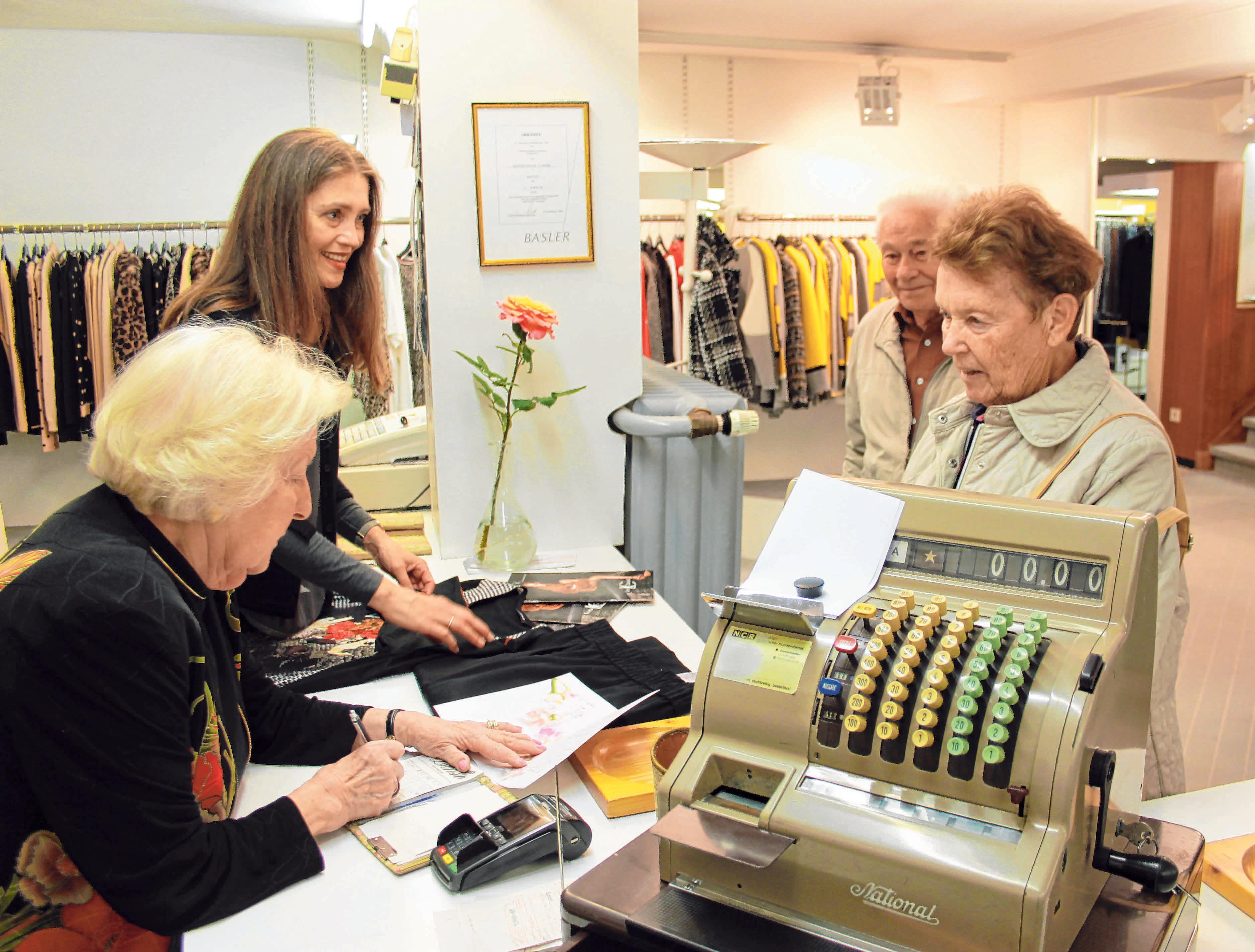 In ihrem Modehaus ist Sigrid Fried (links) in ihrem Element. Neben der persönlichen Beratung und dem umfassenden Service muss immer Zeit für ein „Schwätzchen“ mit den Kunden bleiben. In ihrem Modehaus ist Sigrid Fried (links) in ihrem Element. Neben der persönlichen Beratung und dem umfassenden Service muss immer Zeit für ein „Schwätzchen“ mit den Kunden bleiben.