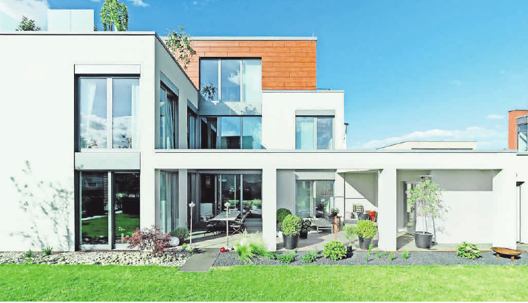 Moderne Architektur nutzt die Fenster als wesentliches Gestaltungselement. Foto: Bundesverband ProHolzfenster/Zöllner Moderne Architektur nutzt die Fenster als wesentliches Gestaltungselement. Foto: Bundesverband ProHolzfenster/Zöllner