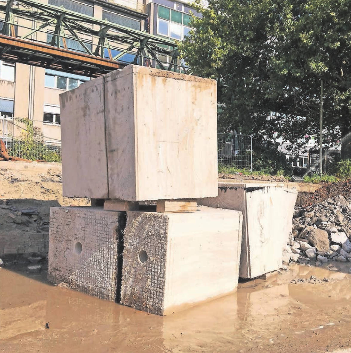 Die Deckenplatte des Bunkers wurde in über 50 Teile zersägt, ehe diese einzeln abtransportiert werden konnten. Die Deckenplatte des Bunkers wurde in über 50 Teile zersägt, ehe diese einzeln abtransportiert werden konnten.