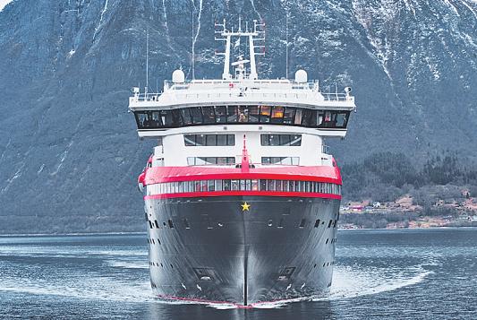 Ab 2026 dürfen nur noch abgasarme Schiffe wie die Fridtjof Nansen in Norwegens Fjorde. Foto: MOTIONAIR-HURTIGRUTEN