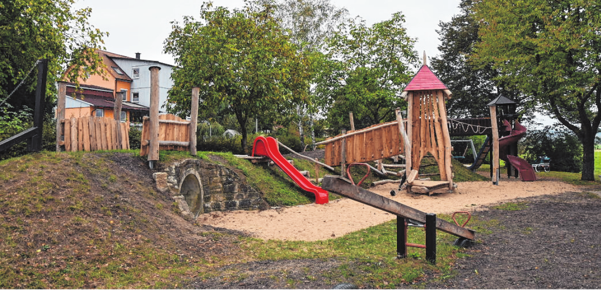Der Spielplatz am Ortseingang wurde mit neuen Elementen aufgewertet. FOTOS: CHRISTIANE REUTHER Der Spielplatz am Ortseingang wurde mit neuen Elementen aufgewertet. FOTOS: CHRISTIANE REUTHER