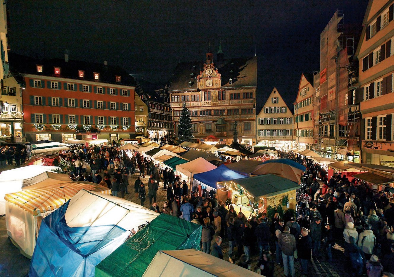 Von der Neckargasse über die Neue Straße, vom Holzmarkt bis zum Marktplatz und von der Marktgasse in die Kornhausstraße schlängelt sich der Tübinger Weihnachtsmarkt morgen, am Freitag, 14. Dezember. Am Samstag, 15., und Sonntag, 16. Dezember, gesellen sich noch die Schmiedtorstraße und der Platz vor der Kelter dazu. Archivbilder: Ulrich Metz Von der Neckargasse über die Neue Straße, vom Holzmarkt bis zum Marktplatz und von der Marktgasse in die Kornhausstraße schlängelt sich der Tübinger Weihnachtsmarkt morgen, am Freitag, 14. Dezember. Am Samstag, 15., und Sonntag, 16. Dezember, gesellen sich noch die Schmiedtorstraße und der Platz vor der Kelter dazu. Archivbilder: Ulrich Metz