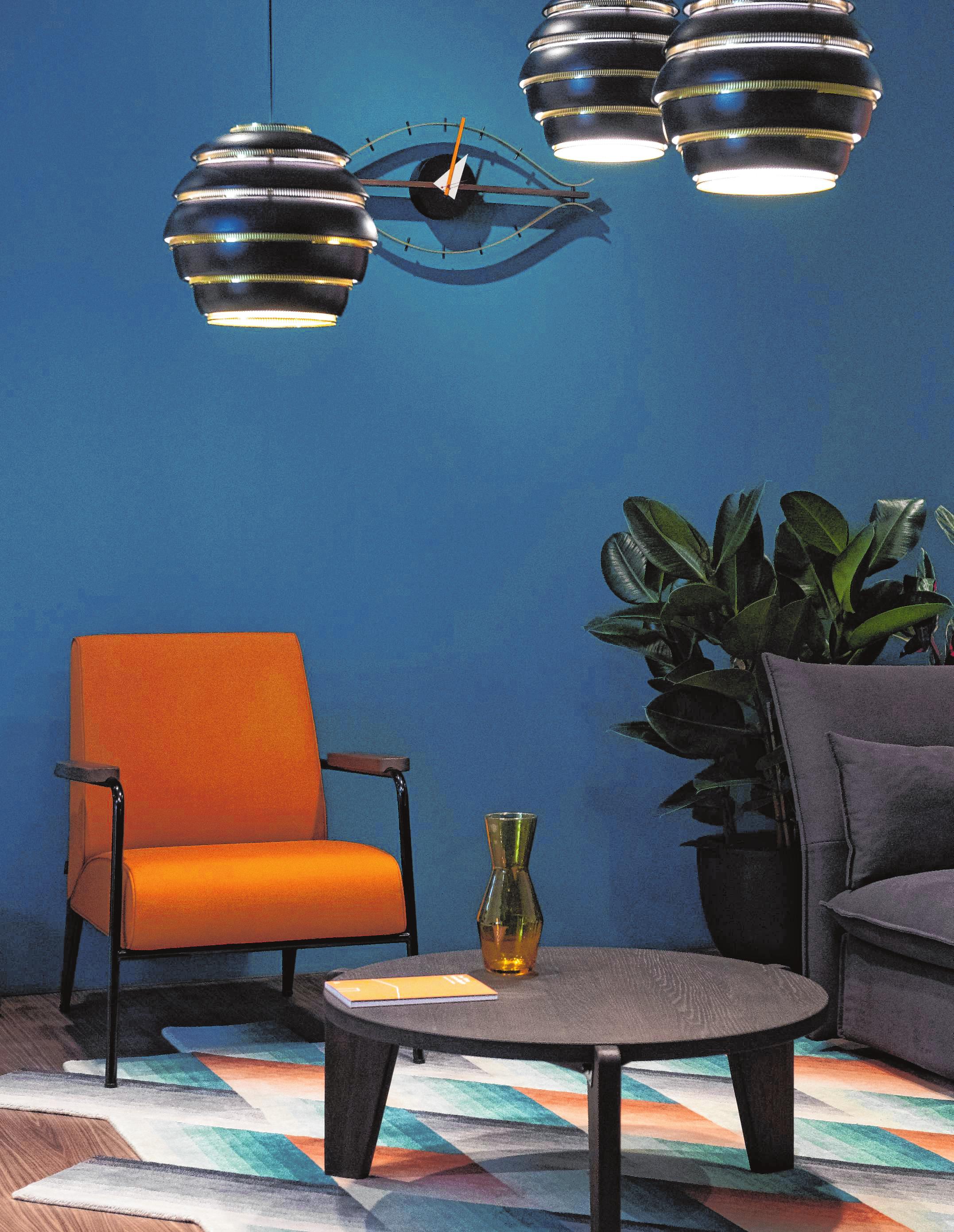 Ein Sessel in auffälliger Farbe – hier von Vitra – ist ein schöner Blickfang im Raum. Ein Sessel in auffälliger Farbe – hier von Vitra – ist ein schöner Blickfang im Raum.