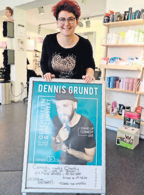 Eine paar freie Plätze gibt es noch: Die Friseurin Tina Jalecz lädt zur Stand-Up-Comedy-Show mit Dennis Grundt ein. Eine paar freie Plätze gibt es noch: Die Friseurin Tina Jalecz lädt zur Stand-Up-Comedy-Show mit Dennis Grundt ein.