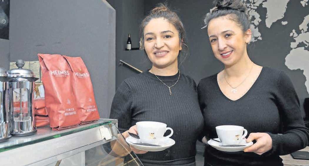 Feinkostwelt-Inhaberin Sevin Sünün (rechts) mit Mitarbeiterin Nilgin Düzgün. Feinkostwelt-Inhaberin Sevin Sünün (rechts) mit Mitarbeiterin Nilgin Düzgün.