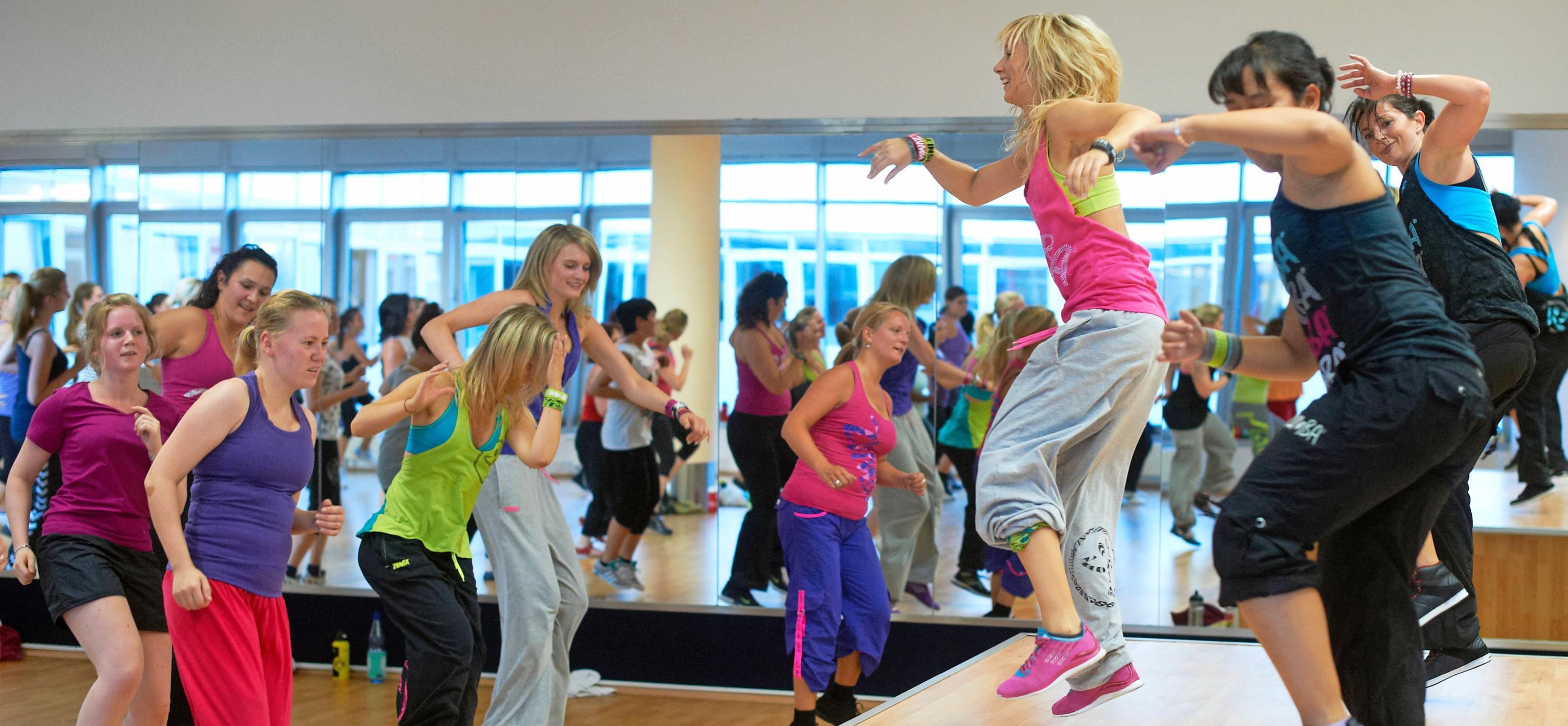 Ob im Studio oder im Verein, ob Zumba oder Bokwa: Tanzen macht Spaß und hält fit, finden viele Leute. Vor allem bei Frauen ist diese Art, Sport zu treiben, äußerst beliebt. Foto: dpa Ob im Studio oder im Verein, ob Zumba oder Bokwa: Tanzen macht Spaß und hält fit, finden viele Leute. Vor allem bei Frauen ist diese Art, Sport zu treiben, äußerst beliebt. Foto: dpa