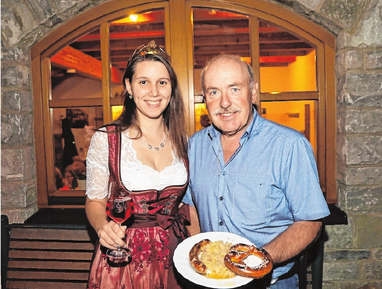 Die Weinprinzessin Nadine und Burkard Heßdörfer, der Vorsitzende Winzervereins laden zum Bratwurstfest nach Retzbach ein. FOTOS: GÜNTER ROTH Die Weinprinzessin Nadine und Burkard Heßdörfer, der Vorsitzende Winzervereins laden zum Bratwurstfest nach Retzbach ein. FOTOS: GÜNTER ROTH