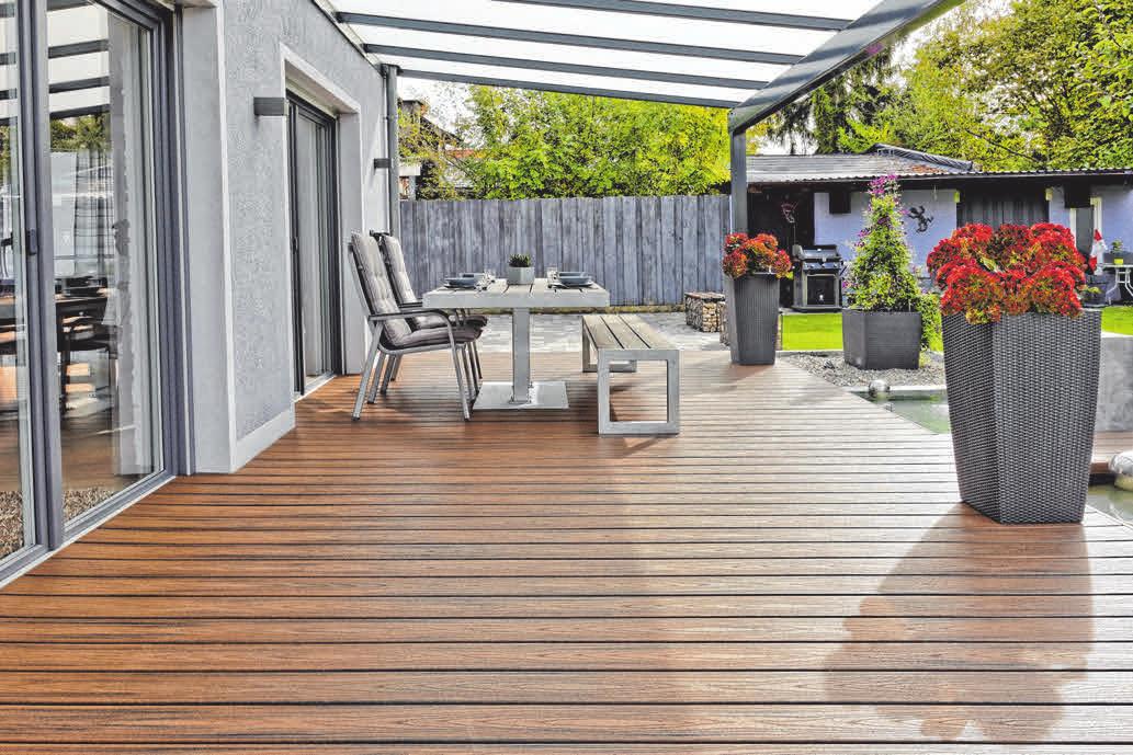 Hausbesitzer entscheiden sich immer häufiger zugunsten sogenannter ummantelter Verbundstoffdielen für die Terrasse. FOTOS: DJD/TREX Hausbesitzer entscheiden sich immer häufiger zugunsten sogenannter ummantelter Verbundstoffdielen für die Terrasse. FOTOS: DJD/TREX