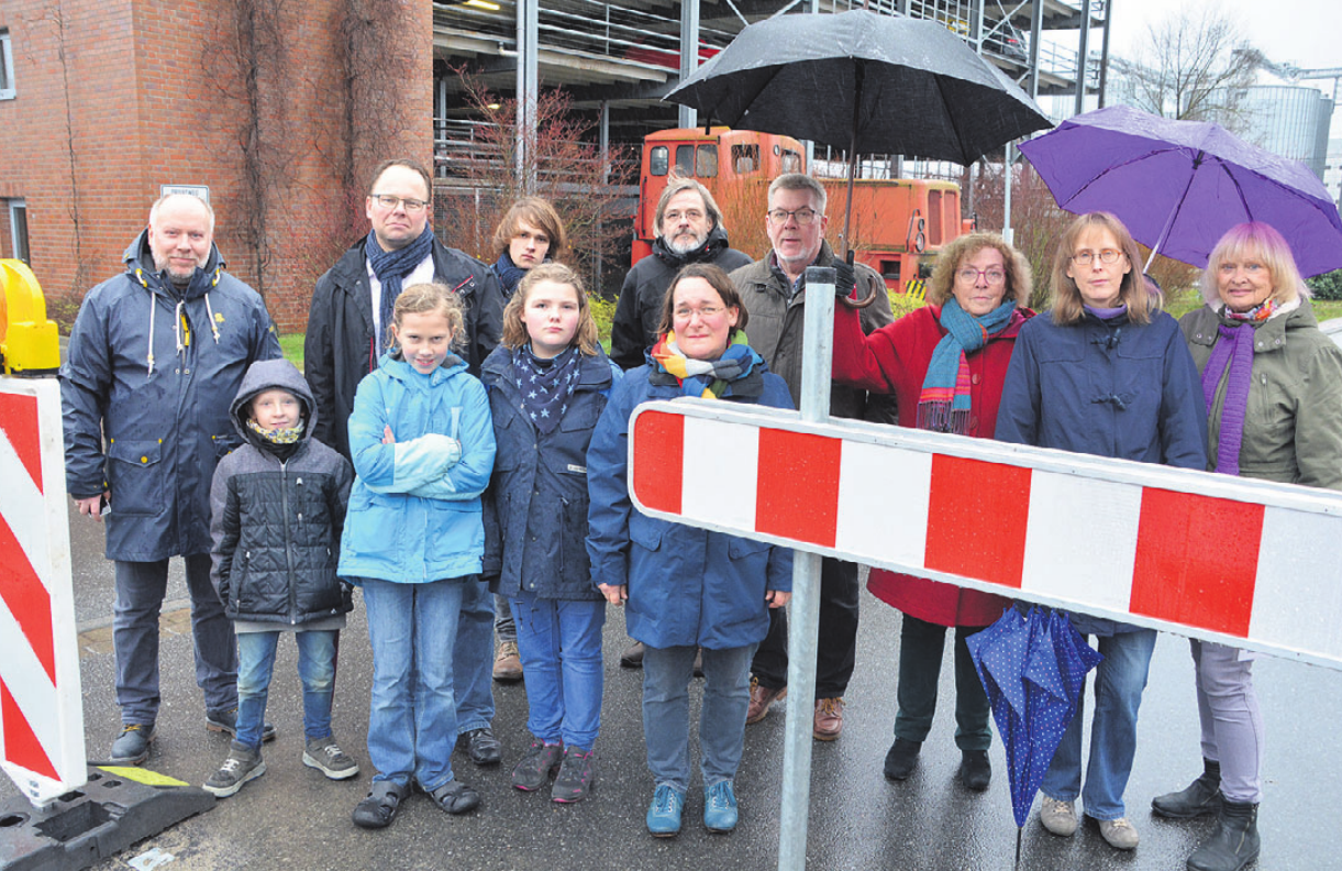 Anwohner und Politiker kritisierten die Umsetzung der Einbahnstraßenabsperrung im Hopfengarten. Anwohner und Politiker kritisierten die Umsetzung der Einbahnstraßenabsperrung im Hopfengarten.
